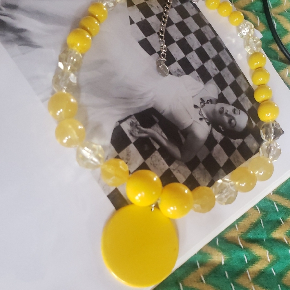 ICING Vintage 1970s Yellow Beaded Necklace